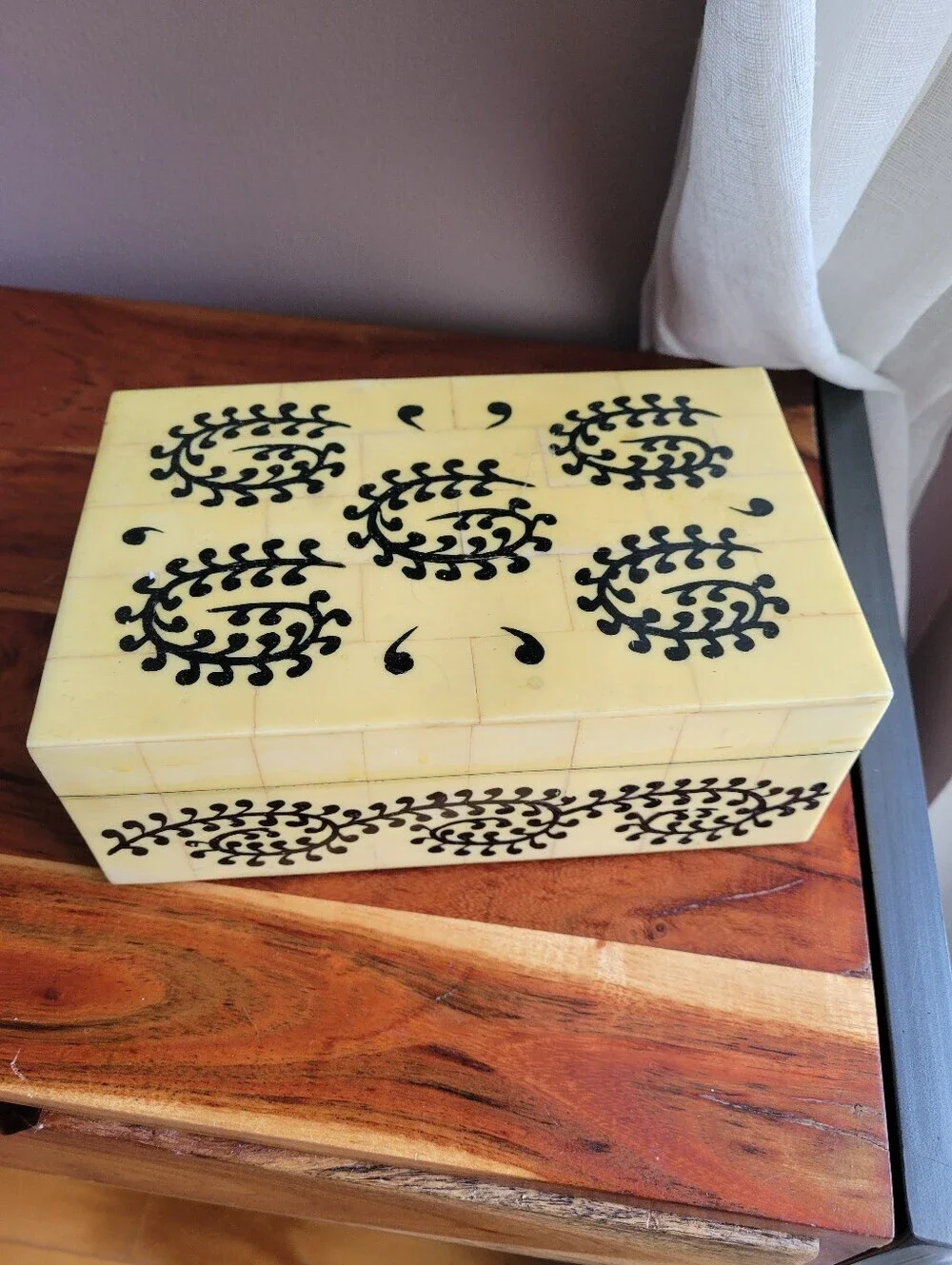 VINTAGE RARE INDIAN WOODEN BOX WITH COLOR BLACK DETAILS BOX COLOR TAN